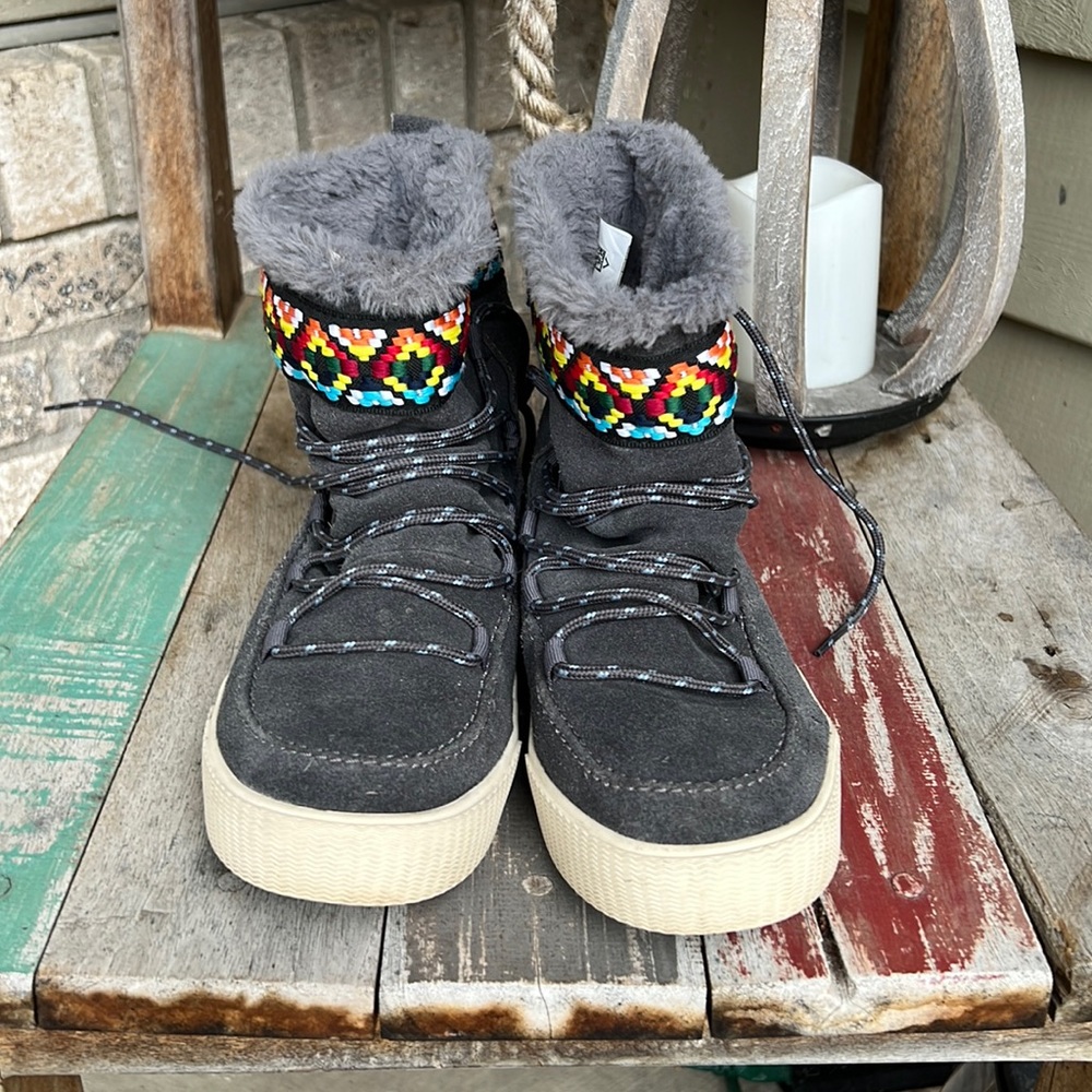 Adorable Tom’s Women’s Size 7 Suede Fuzzy Boots